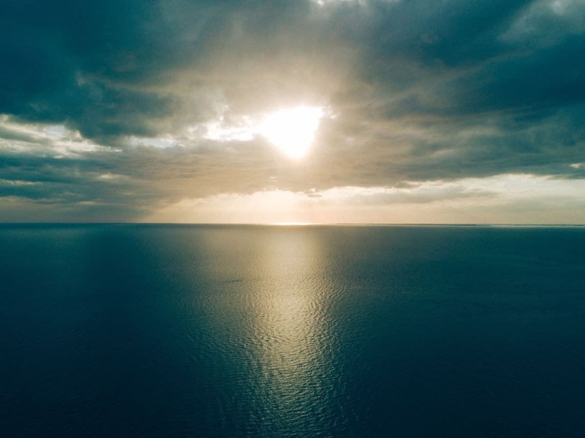 Mare calmo verso l’orizzonte