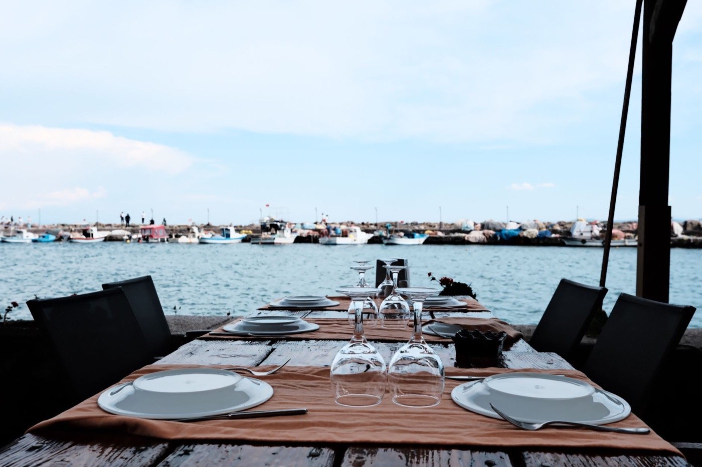 Tavola apparecchiata con vista sul mare
